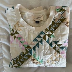 Universal Threads quilted crew neck